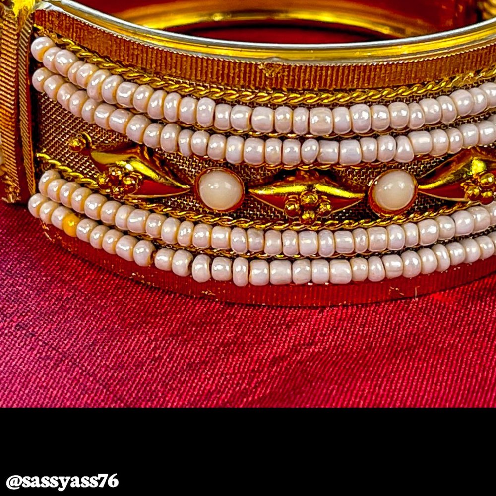 ▪️VTG▪️1970's Beaded Boho Embossed Brass Hinged Bracelet - Picture 3 of 8